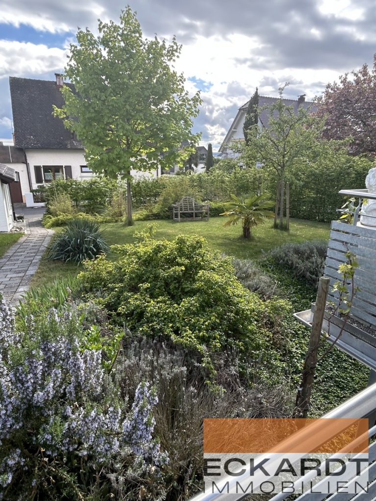 Garten mit Balkon